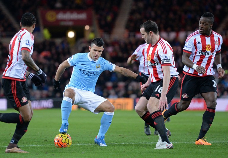 Sergio Aguero esroedeado por jugadores del Sunderland. Foto AFP