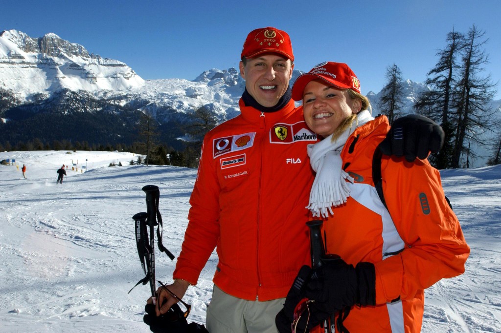 Michael Schumacher (I) posa con su esposa Corinna en vacaciones esquiando. Foto AFP