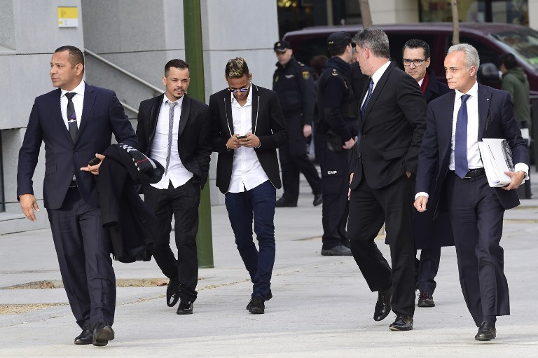 Neymar Santos (I) en la corte con su hijo, Neymar Jr. y sus abogados. Foto AFP