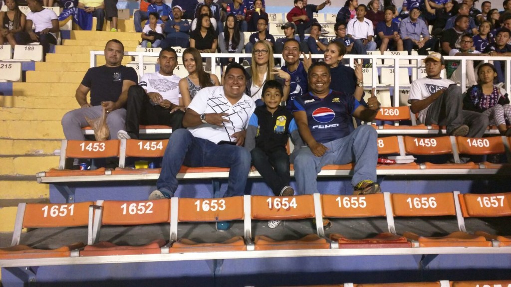 Amado Guevara, asistente tecnico de Pinto, Lucía su esposa D) y Danny, un amigo de ambos, espectadores de lujo del Ciclón.