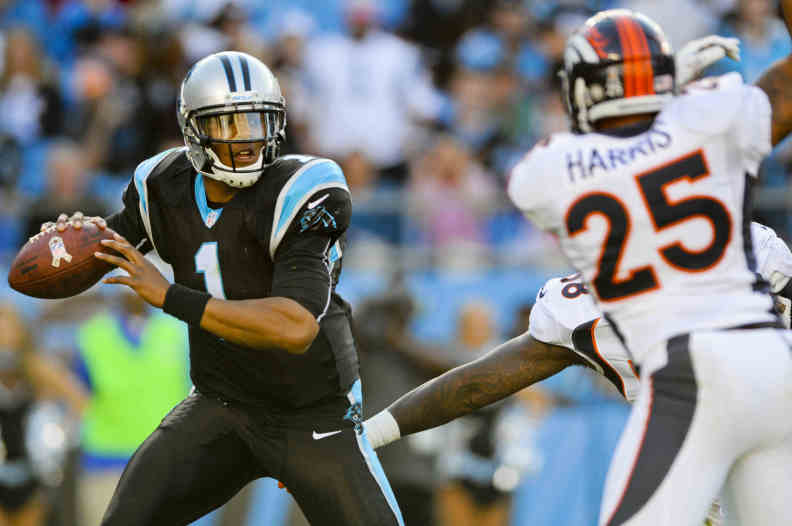 Cam Newton tendrá encima la marca de los defensivos de Broncos. Foto NFL/Getty