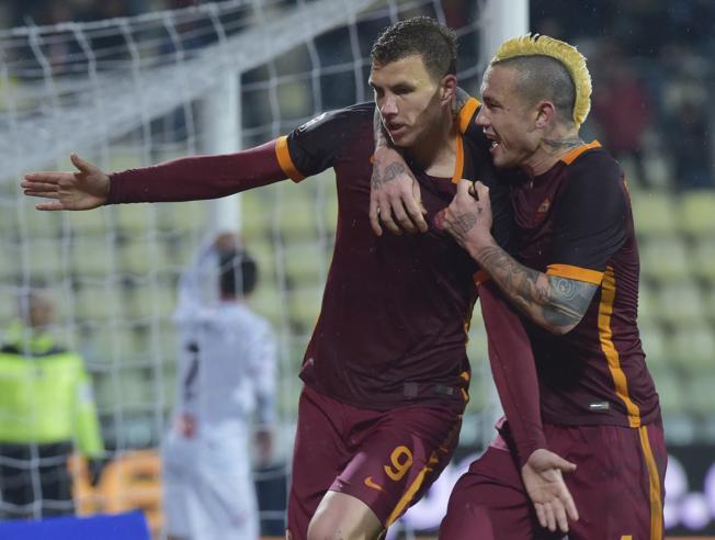Edin Dzeko celebra su gol con Nainngalan. Foto AP