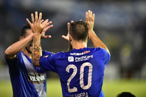 Emanuel Herrera del Emelec de Ecuador celebra tras anotar ante Tachira. Foto AFP