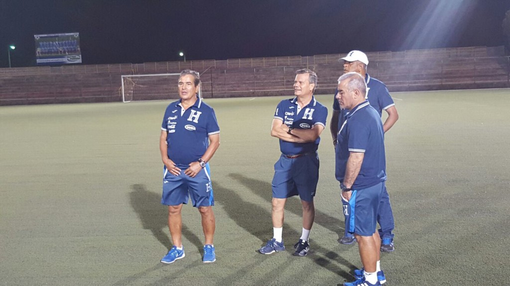 Jorge Luis pinto y su equipo de asistentes con la misión de mejorar frente a Guatemala. Foto Fenafuth