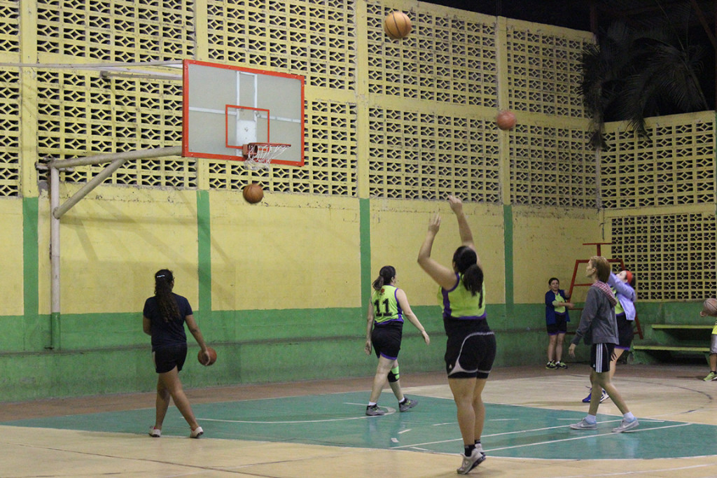 Calentamiento de los equipos previo al juego. Foto HSI