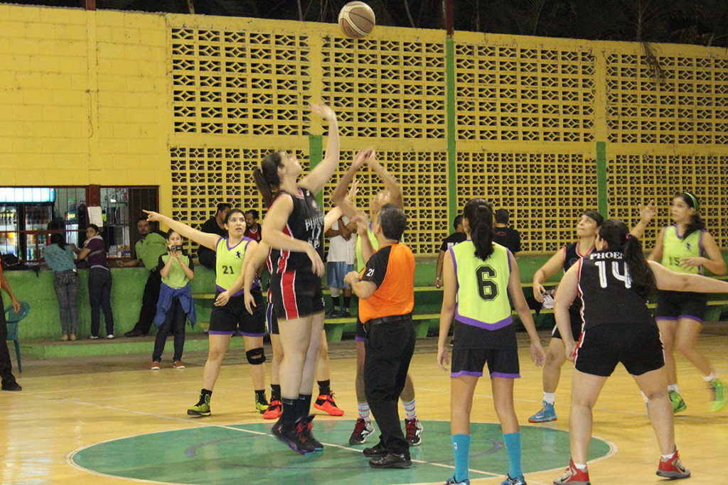Inicio del juego con bola entre dos. Foto HSI