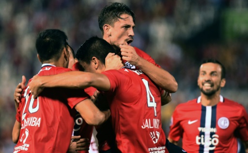 Los futbolistas de Cerro Porteño festejan un gol de Jonathan Santana. Foto AFP
