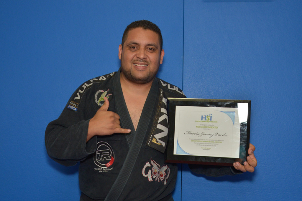 La placa de Deportista del año 2015 lucida por Marvin Varela, ganador de HonduSports. Foto HSI
