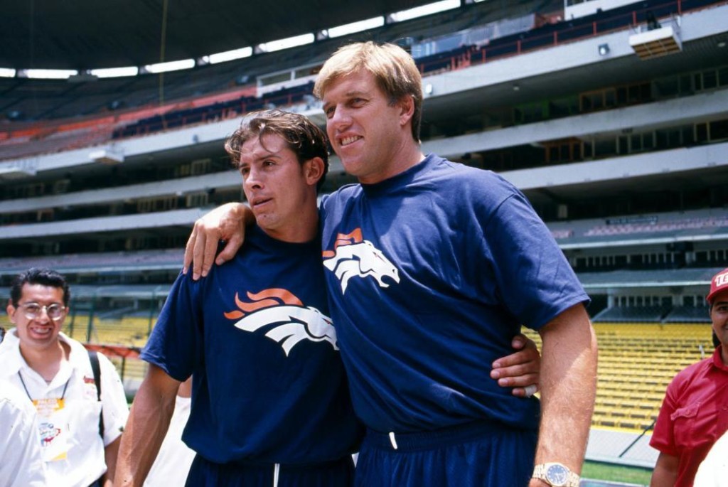 John Elway junto al mexicano Marco Martos en el año 1997 en el Azteca. Foto AP