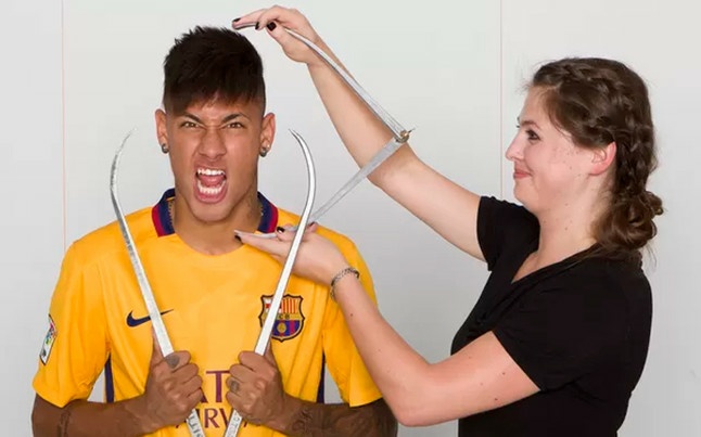 Neymar posando para las medidas de su réplica de cera. Foto EFE