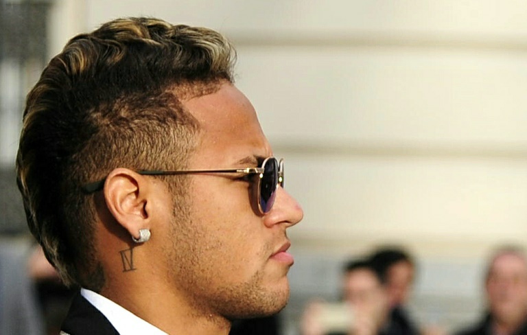 Neymar cuando salió de la corte ayer en Madrid. Foto AFP