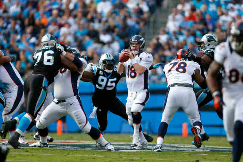 Peyton Manning será continuamente presionado por los Panthers. Foto EFE