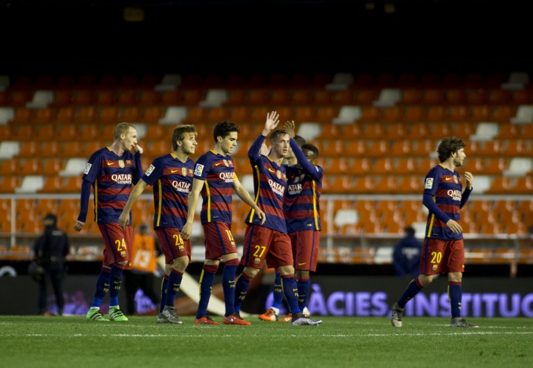 Barcelona's players celebrate qualifying for the final during the Spanish Copa del Rey (King's Cup) football match Valencia CF vs FC Barcelona at Mestalla stadium in Valencia on February 10, 2016. / AFP / JAIME REINA