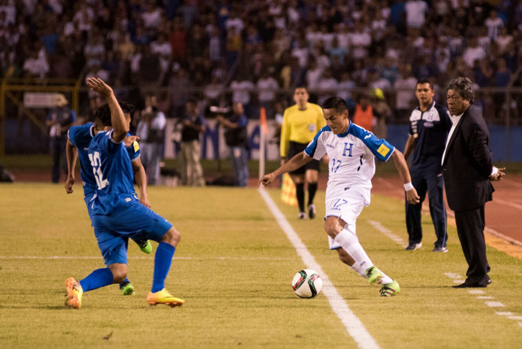 Amado Guevara al fondo muy pendiente de lo que hace Andy Najar. Foto HSI/Jordan Perdomo