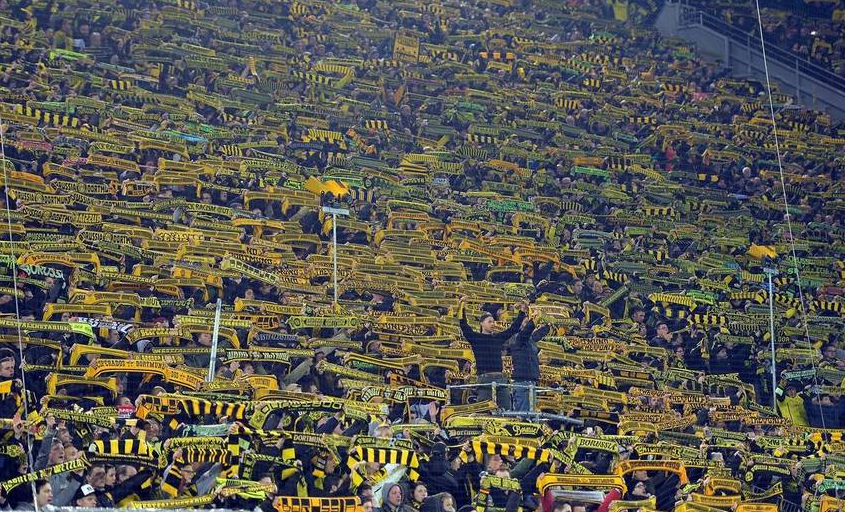 La afición le dedicó la canción al aficionado fallecido. Foto AP