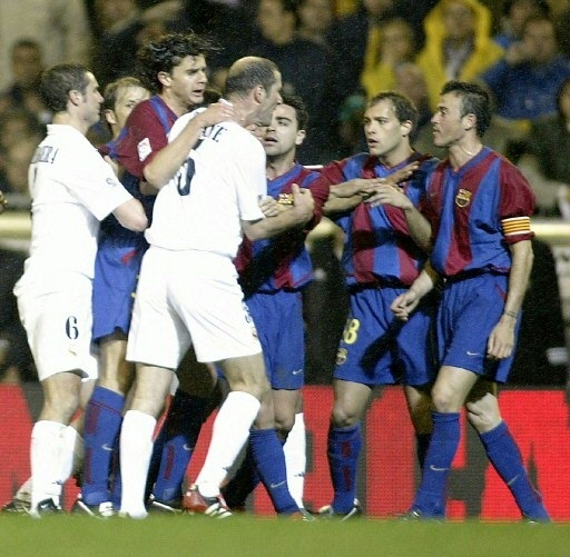 Zinedine Zidane se enfrenta con Luis Enrique en un partido en el Santiago Bernabéu