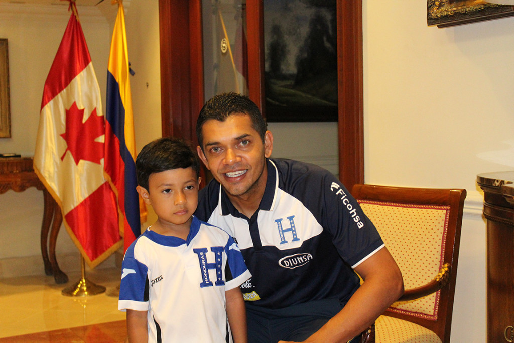 Amado posa con nuestro guia en San Salvador, Sebastian López, quien se llevó el autógrafo de DT nacional. Foto HSI/Reiner Germer