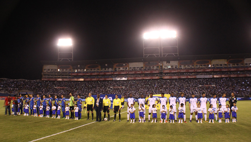 Honduras y EL Salvador previo al arranque del partido. Foto HSI/Enrique Ordoñez