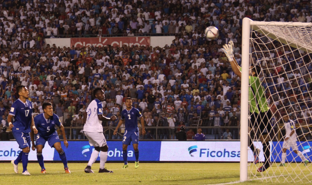 Ataque de Honduras fue incesante frente al marco cuscatleco. Foto HSI/Enrique Ordoñez