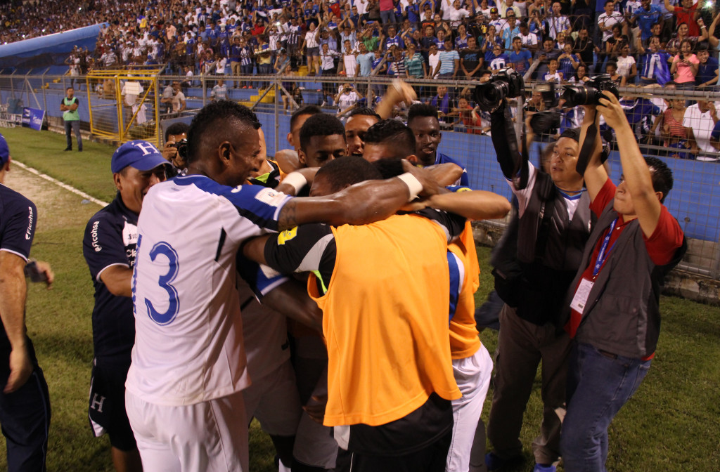 Celebración del segundo gol hondureño. Foto HSI/Enrique Ordoñez