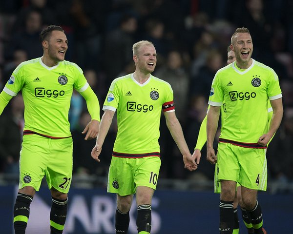 Los jugadores del Ajax celebran la victoria ante el PSV. Foto AFC Ajax