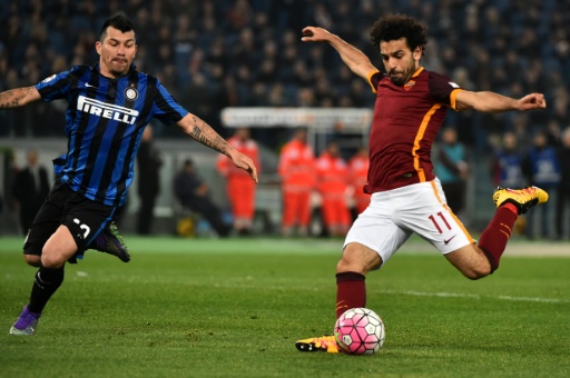 Mohamed Salah (D), dispara ante el mediocampista chileno del Inter Gary Medel. Foto AFP