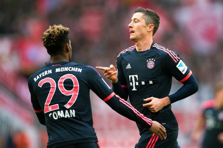 Robert Lewandowski (d) celebra su gol con su compañero Kingsley Coman el único gol del partido durante el partido de la Bundesliga jugado en Colonia, Alemania. EFE/EPA