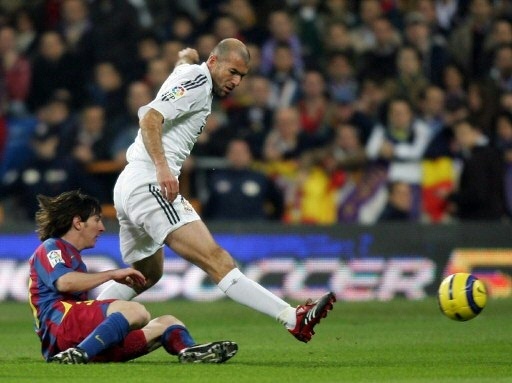 Zidane defiende el balón ante Messi