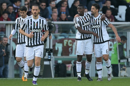 la Juventus festejan el tanto del alemán Sami Khedira (D) ante el Torino. Foto AFP