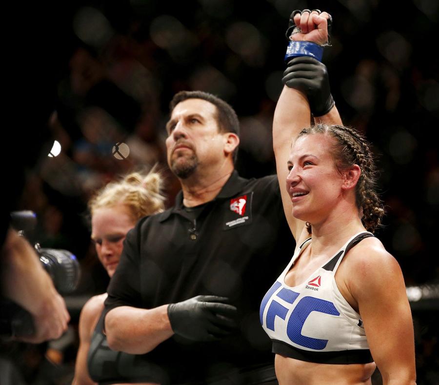 Tate cuando era declarada ganadora y nueva campeona de la UFC. Foto AP