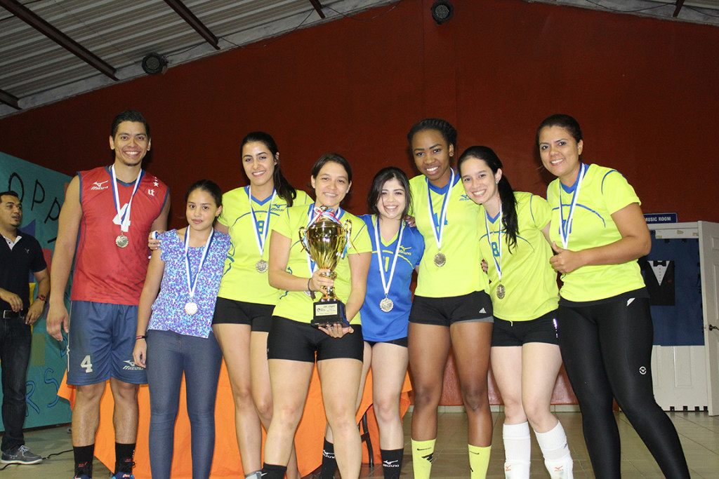 Las campeonas con su trofeo y medallas. Foto HSI