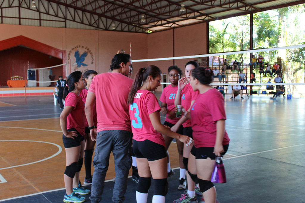 Lenin llama al orden a sus jugadoras en la final de la LVVS. Foto HSI