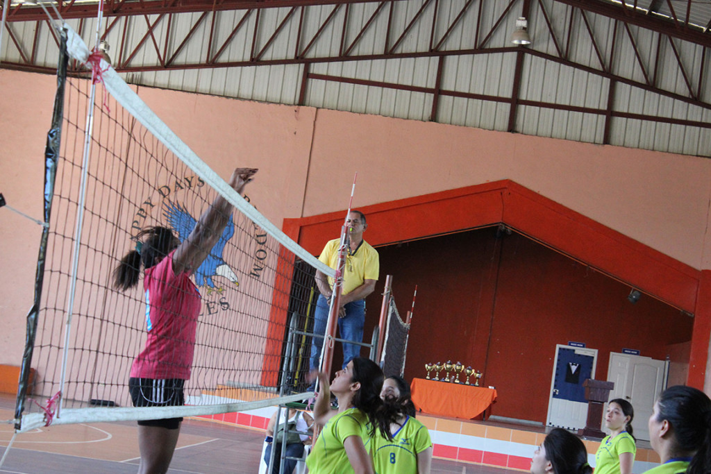 Edna Brooks salta para tapar un remate de Jaguares. Foto HSI