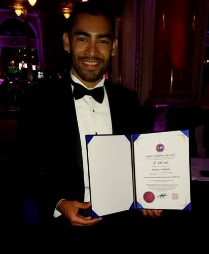 Miguel Ferera cuando recibió su diploma que le acredita como miembro del salón de la fama del taekwondo. Foto COH