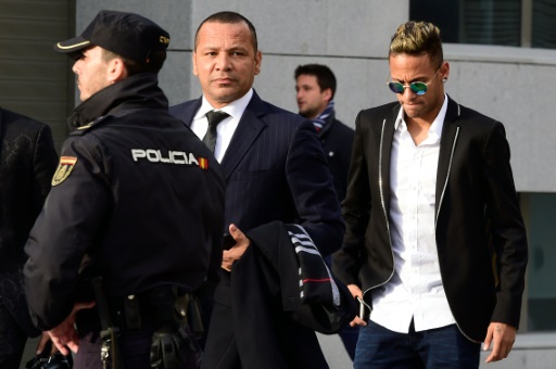 Neymar (d) y su padre Neymar Santos el 2 de febrero de 2016 en Madrid