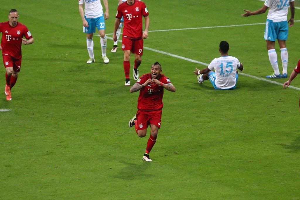 Vidal celebra el tercer gol de los bávaros frente al Schalke. Foto FCB