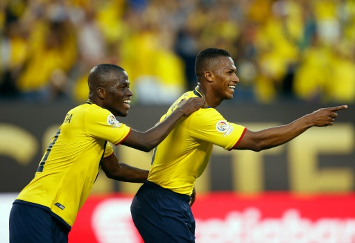 Antonio Valencia (D), de Ecuador, celebra tras anotar junto a su compañero Enner Valencia
