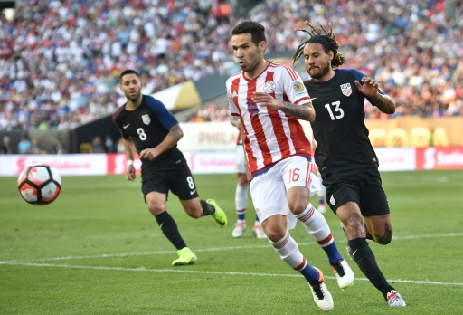Celso Ortiz (I), de Paraguay, escapa a Jermaine Jones, de la selección de EEUU