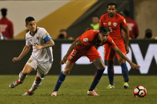 Erick Pulgar, observa el balón marcado por James Rodríguez