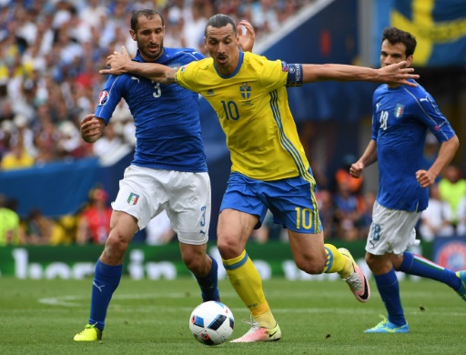 Giorgio Chiellini (i) y el sueco Zlatan Ibrahimovic (C) durante un partido de la Eurocopa. Foto AFP