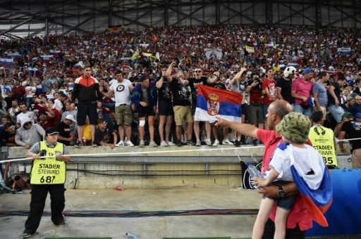 Hinchas rusos cantando durante el partido entre su selección y la de Inglaterra
