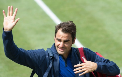 Roger Federer saluda al salir de la cancha tras la derrota frente Thiem