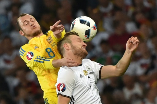 Roman Zozulya (I), atacante de Ucrania, salta a cabecear con Shkodran Mustafi