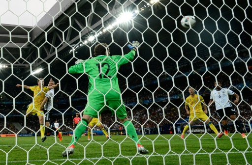 Shkodran Mustafi (2do I), defensa de la selección de Alemania, cabecea para convertir el 1er gol de su equipo durante el partido del grupo C de la Eurocopa