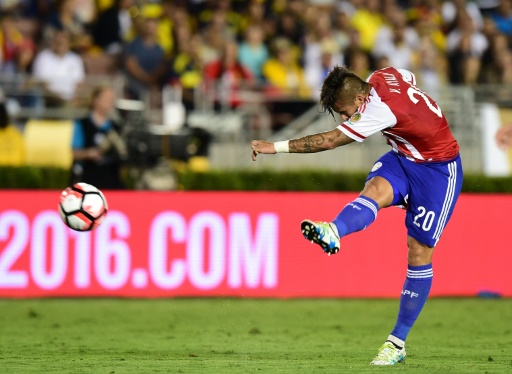 Víctor Ayala, patea y convierte un gol en el partido ante Colombia . Foto AFP