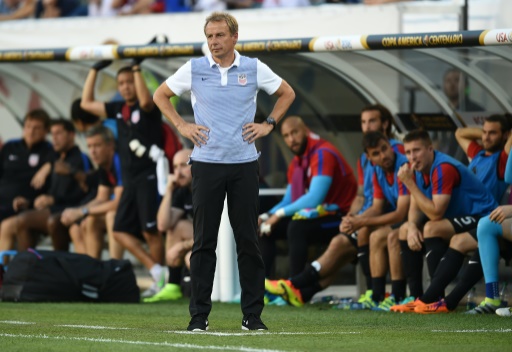 El alemán Jürgen Klinsmann observa el juego contra Paraguay