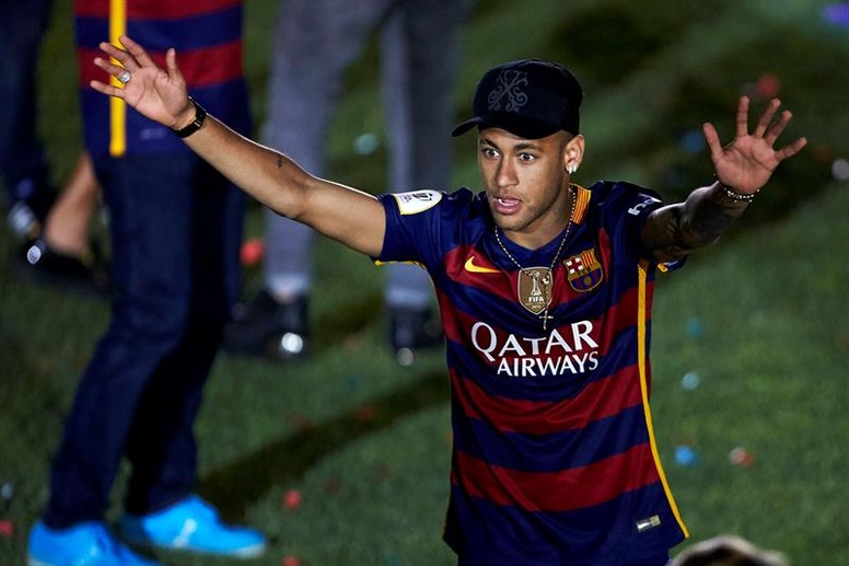 Neymar se molestó con un periodista. Foto EFE