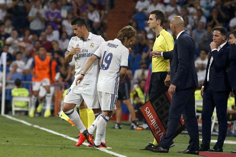 James Rodriguez (i), ingresa en el terreno de juego sustituyendo a su compañero Luka Modric. Foto EFE