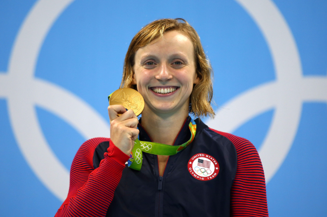 Katie Ledecky de Estados Unidos celebra el oro después de ganar con récord mundial en la prueba femenina de los 800 metros libres en los Juegos Olímpicos de Rio 2016. Foto Rio/Getty/Clive Rose