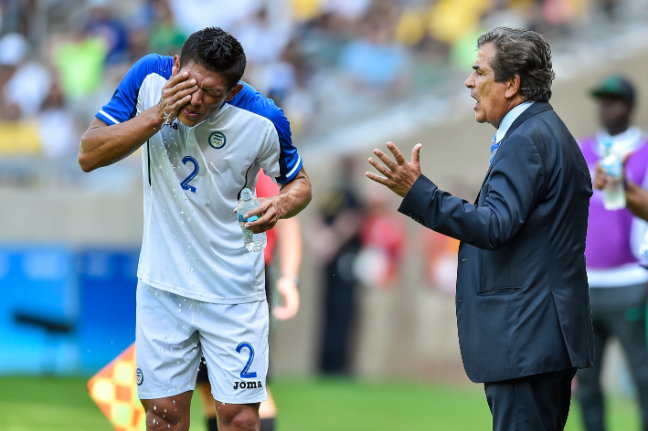 Luis Pinto dándole indicaciones al zaguero Jhonathan Paz durante el partido que Honduras cayó 3-2 ante Nigeria. Foto Rio/Getty